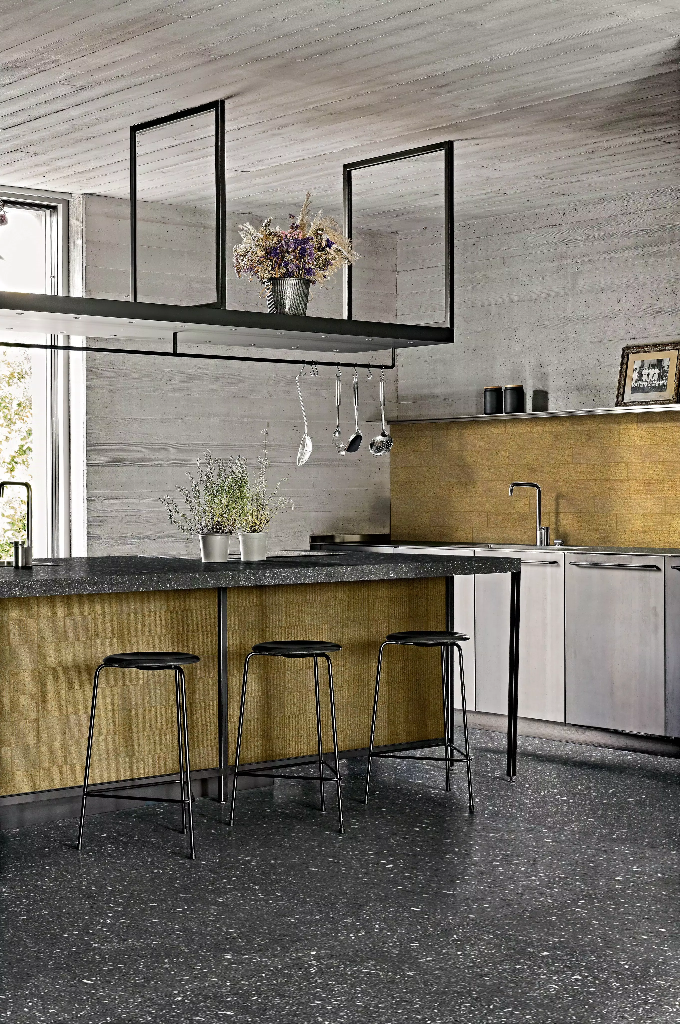 D2_rigatino ocra 10x40_Rigatino ocra 10x10_Etna black 160x320 copia | Florim