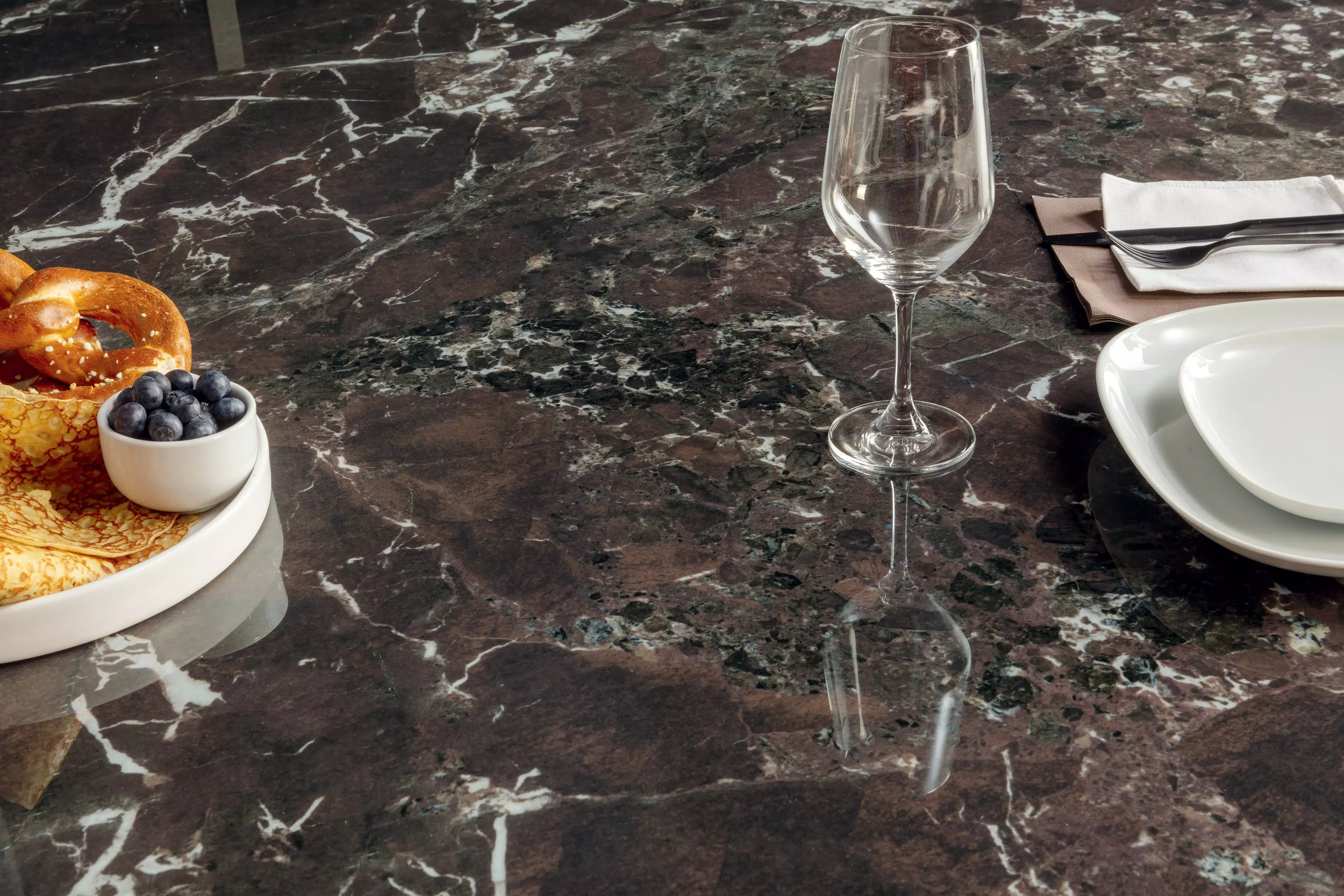 Marble baroque red ambiente 3 | Florim