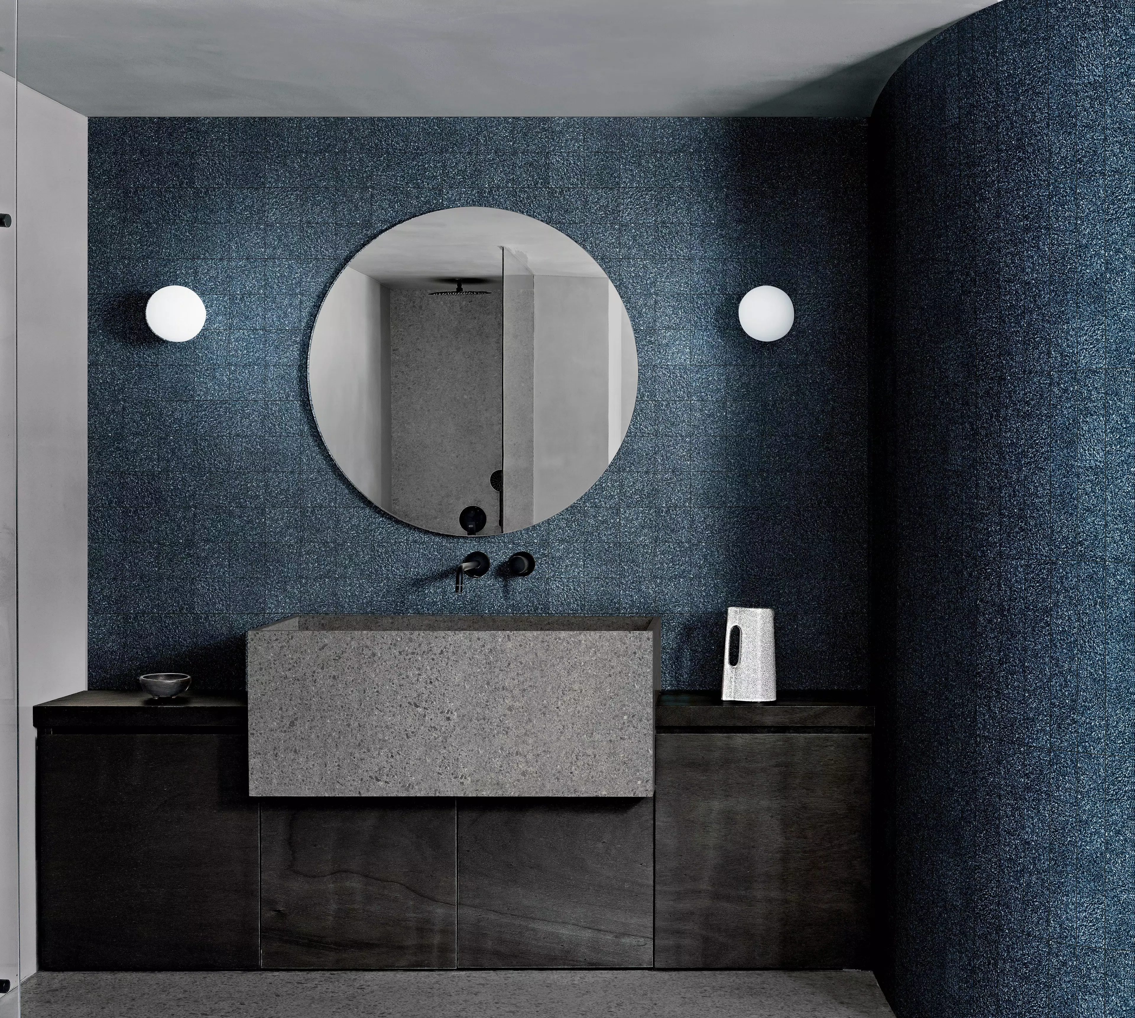 B1_Bugnato blu 10x10 10x40_Etna grey 160x320_ Wengè antracite copia | Florim