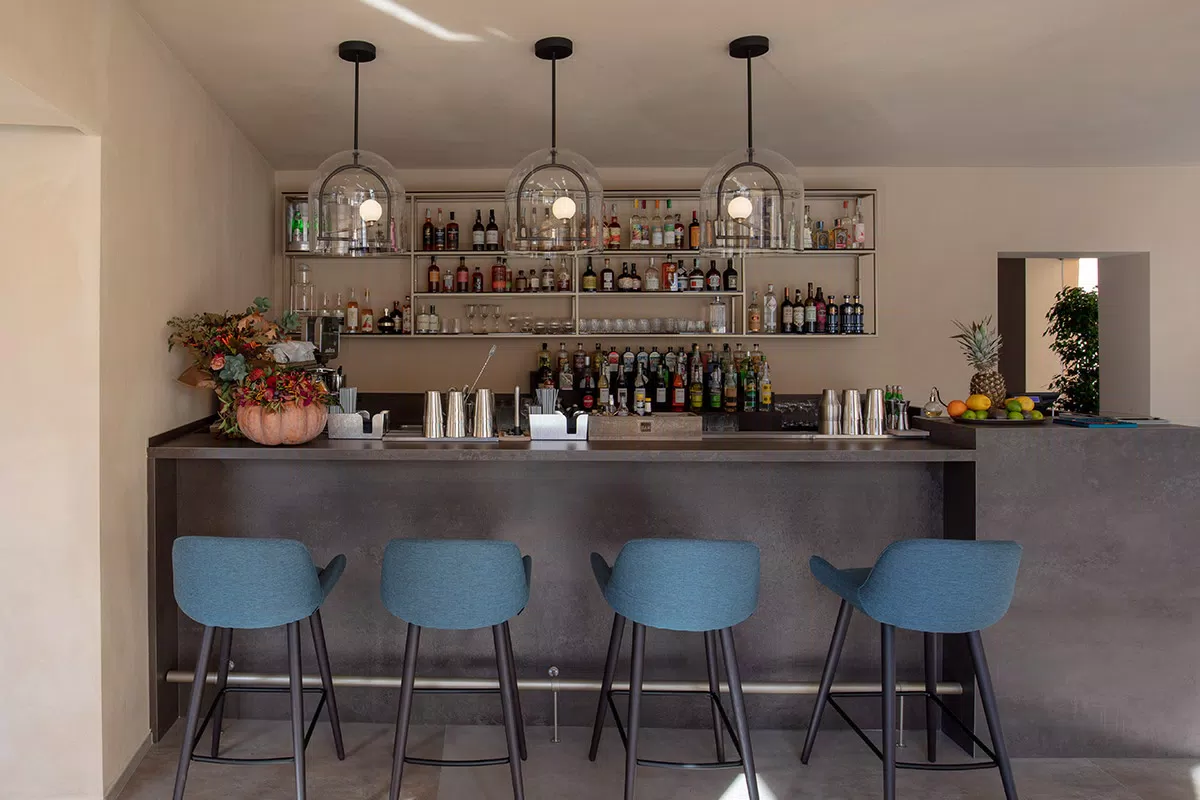 bar counter with porcelain tile in italian restaurant