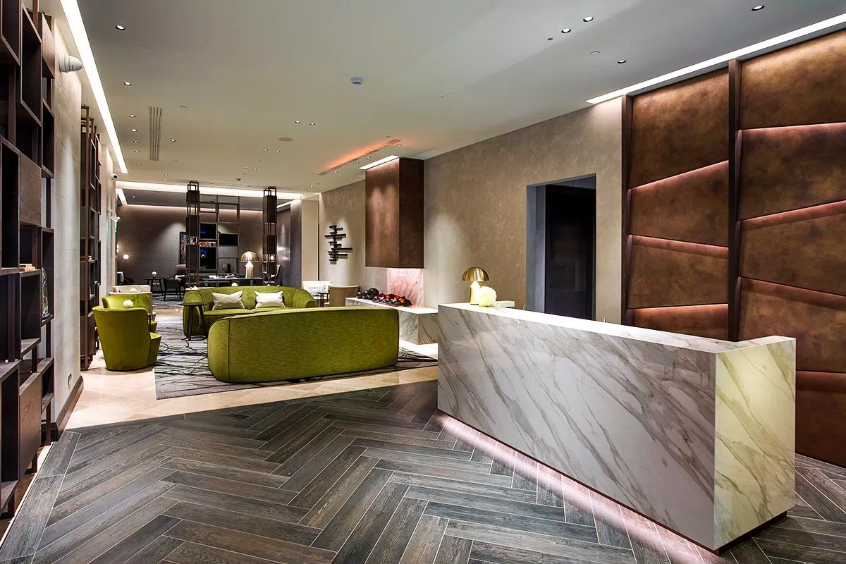 porcelain-effect stoneware for hilton milano