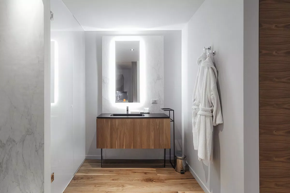 marble-effect stoneware for hotel bathroom